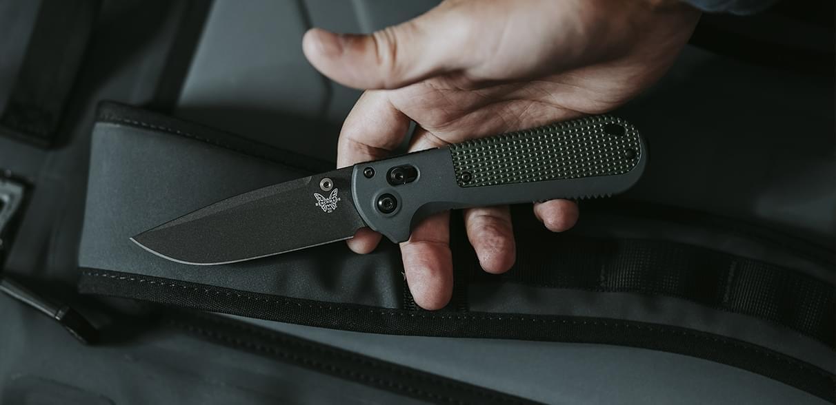 hand holding knife